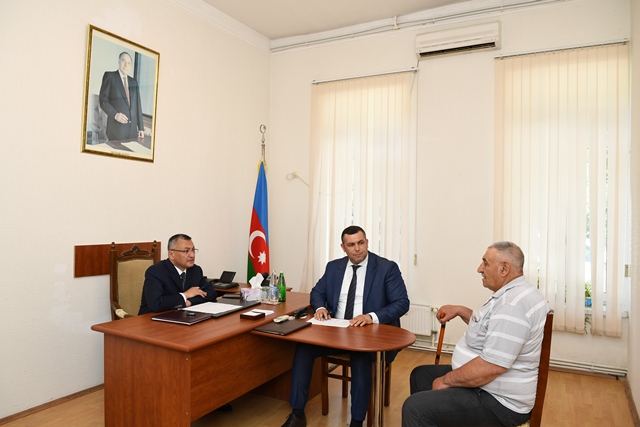 Rövşən Rzayev köçkünləri dinlədi