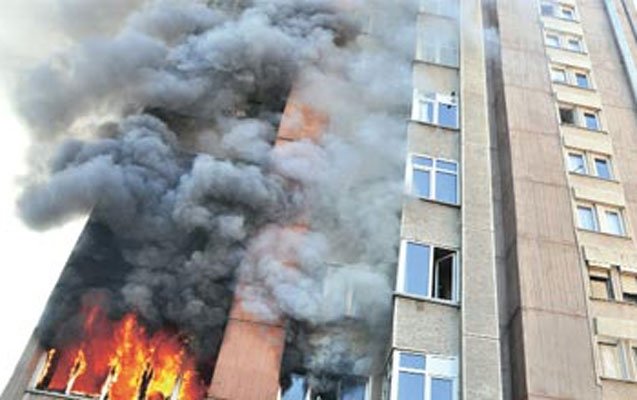 Bakıda yanan binadan 83 nəfər təxliyyə edildi