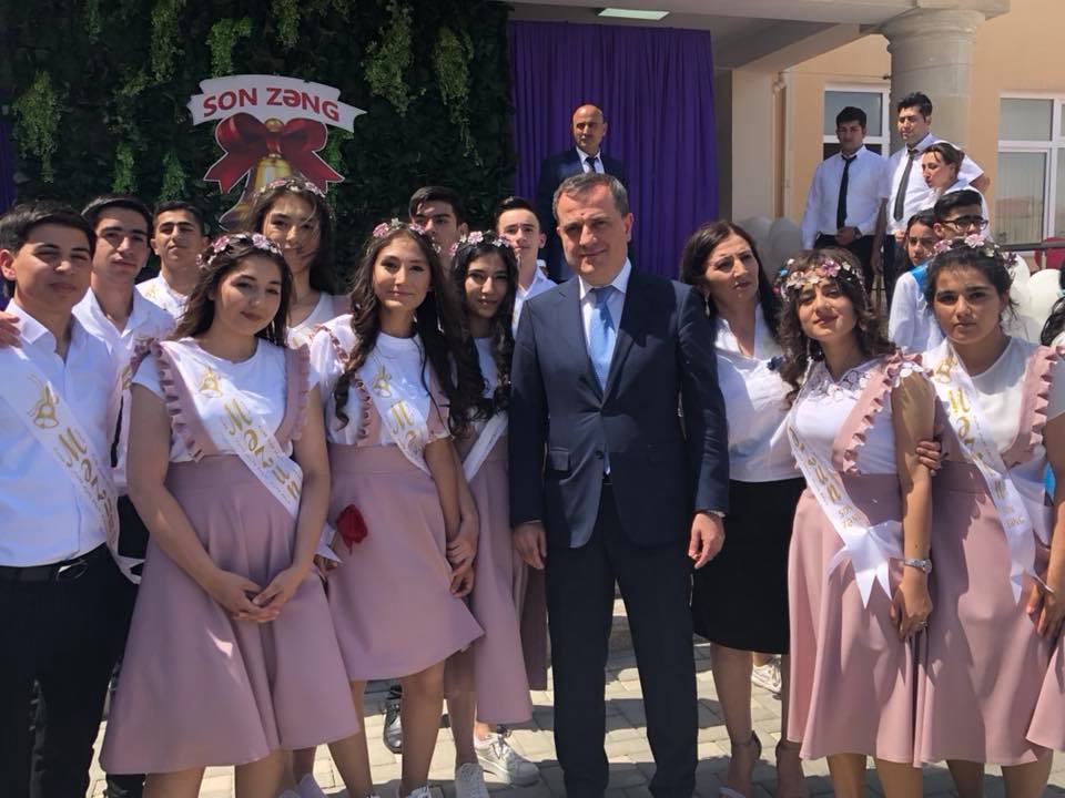 Təhsil naziri köçkün məktəbindəki “Son zəng”ə getdi - FOTOLAR   