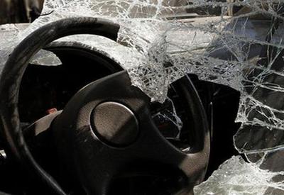 “Mercedes” beton maneəyə çırpıldı: 1 ölü