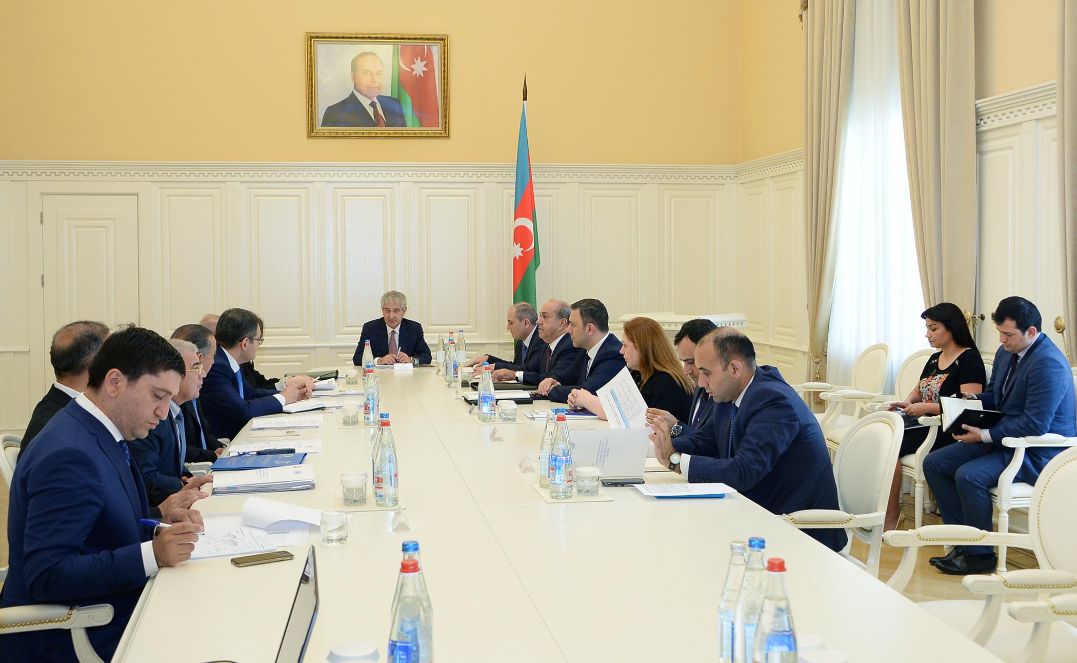 Əli Əhmədov Nazirlər Kabinetində iclas keçirdi