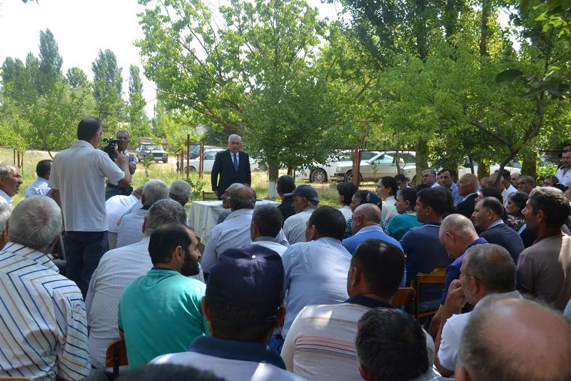İcra başçısı şikayətləri nəzəratə götürdü 