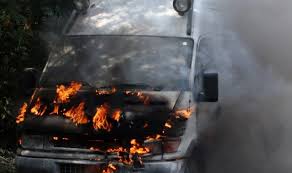 Qaxda qoz ağacına çırpılan mikroavtobus yandı