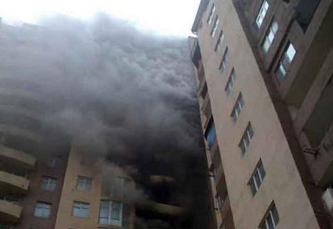 Bakıda yaşayış binası yandı: 15 sakin təxliyə edildi