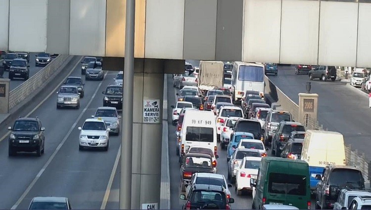 Yol qəzası tıxaca səbəb oldu - FOTO