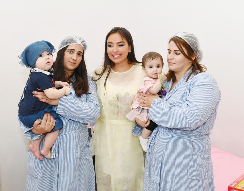 Leyla Əliyeva müalicə alan uşaqlara baş çəkdi - FOTO
