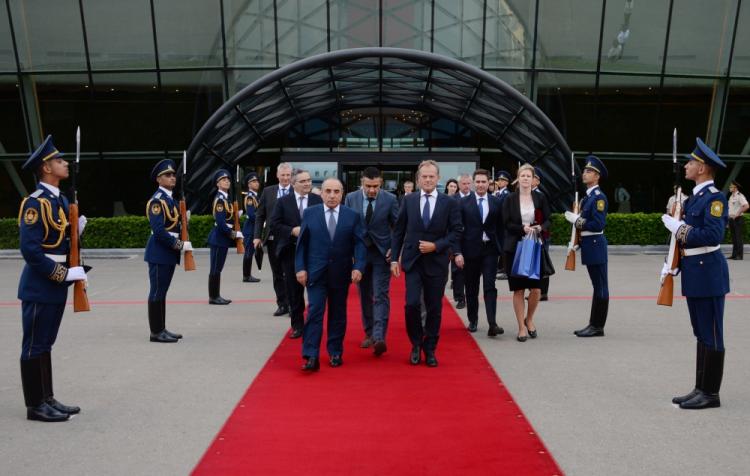 Donald Tusku Azərbaycandan yola saldılar