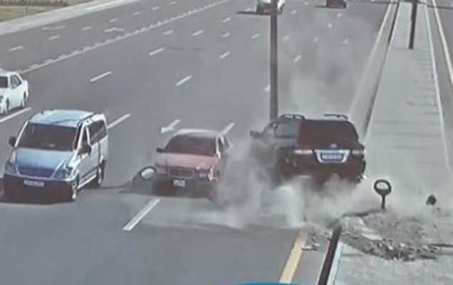 “Land Cruiser” Bakıda işıq dirəyini belə aşırdı - VİDEO