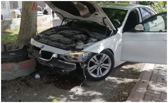 Ağdaşda “BMW” yol ayırıcına çırpıldı  