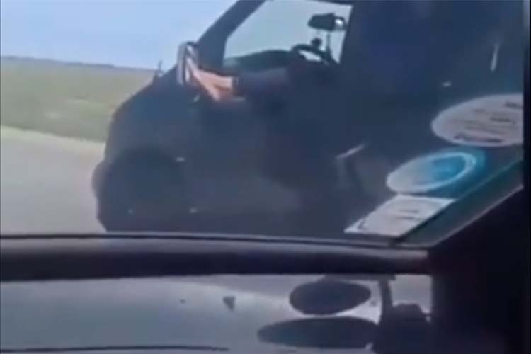 Ayağını hərəkətdə olan maşından çıxaran sürücü tapıldı - VİDEO