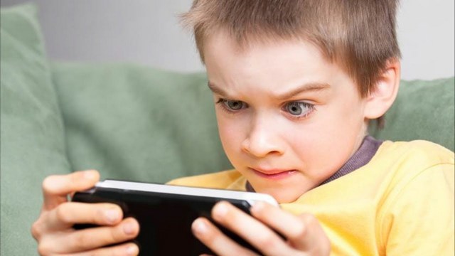 Uşaqda telefon asılılığı varsa, valideyn nə etməli? - MƏSLƏHƏT