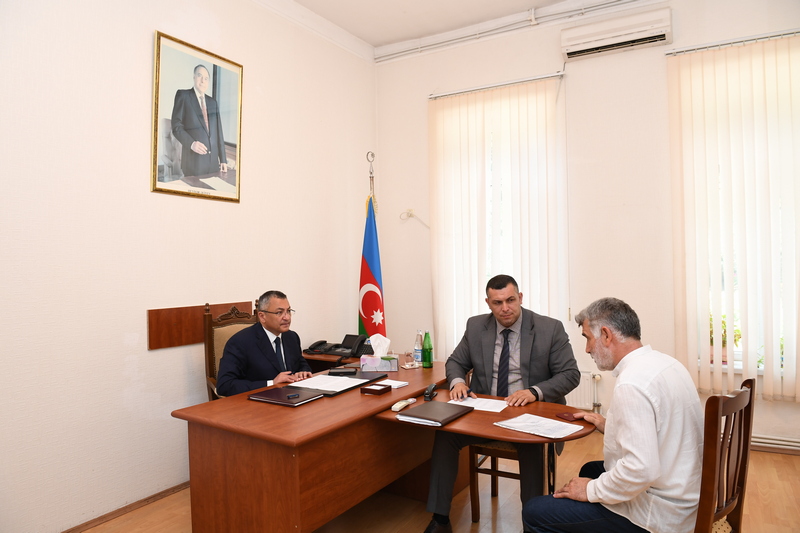 Rövşən Rzayev vətəndaşları qəbul edib