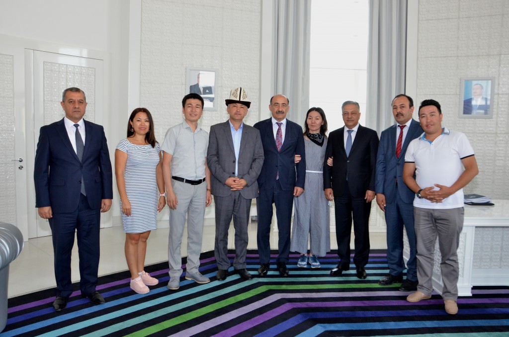 Əbülfəs Qarayev Qırğızıstan nümayəndə heyəti ilə görüşdü