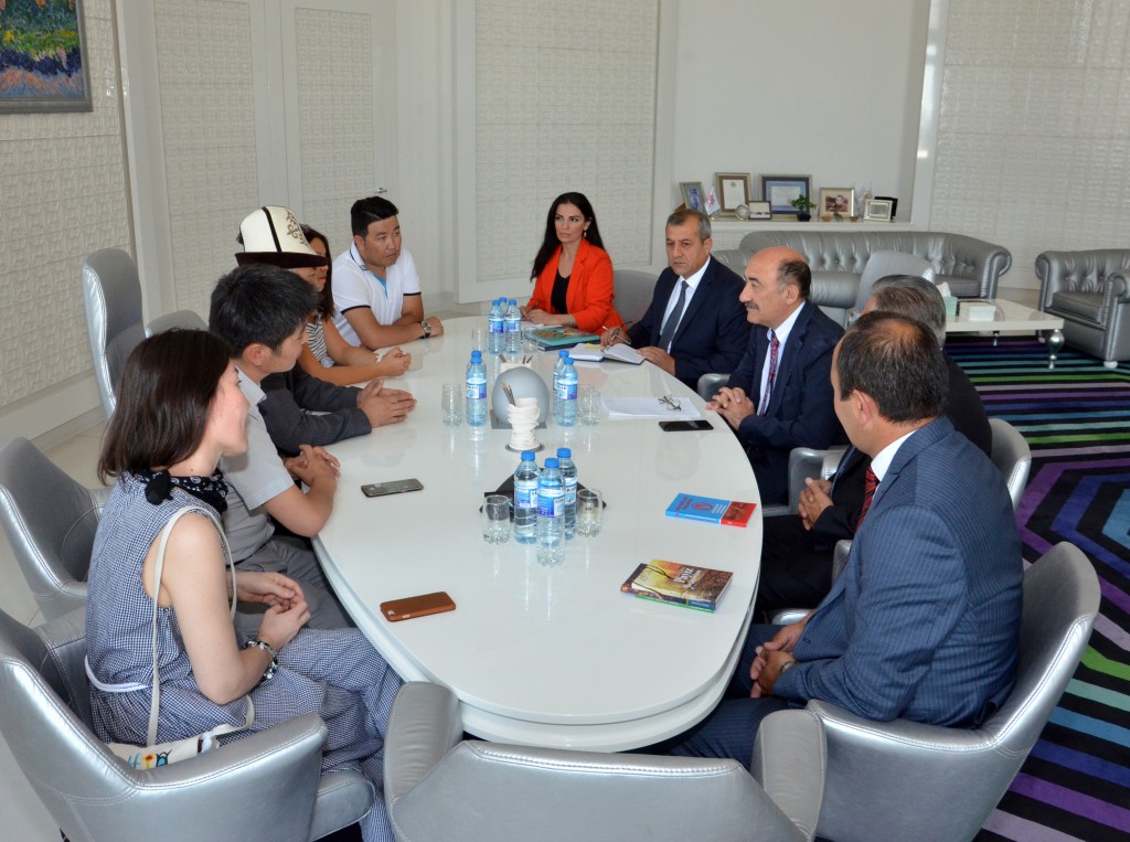 Əbülfəs Qarayev Qırğızıstan nümayəndə heyəti ilə görüşüb
