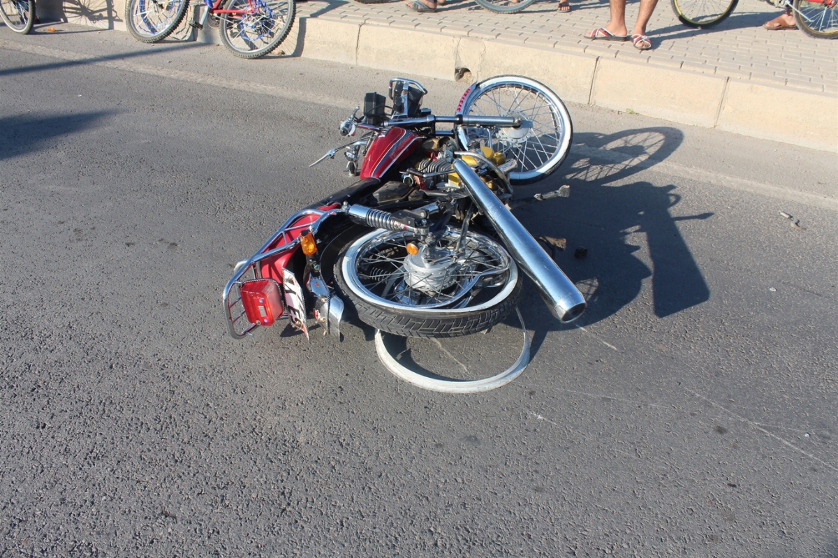 Zığ şosesində motosiklet maneəyə çırpıldı: 1 ölü var  