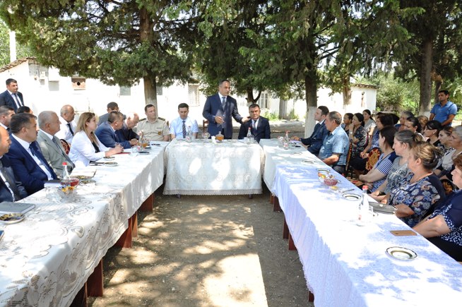 İcra başçısı Şəfəq kəndinin sakinləri ilə görüşüb - FOTOLAR