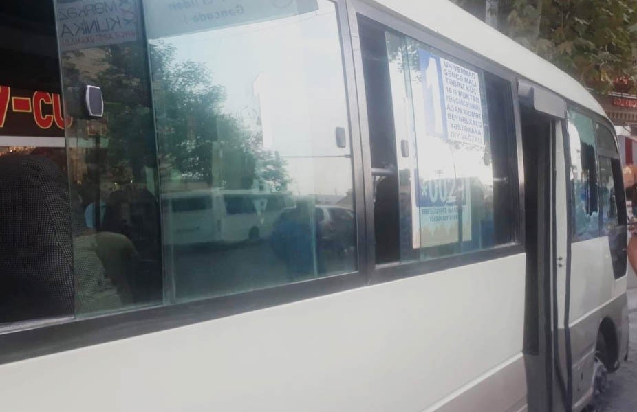 Gəncədə sərnişin avtobusu qəzaya uğradı