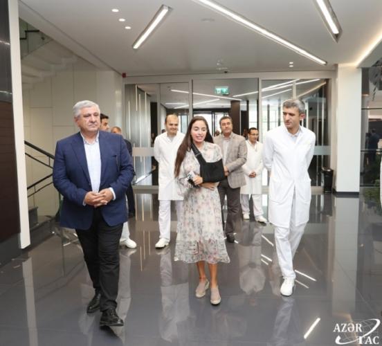 Leyla Əliyeva müalicə alan uşaqlarla görüşdü - FOTO