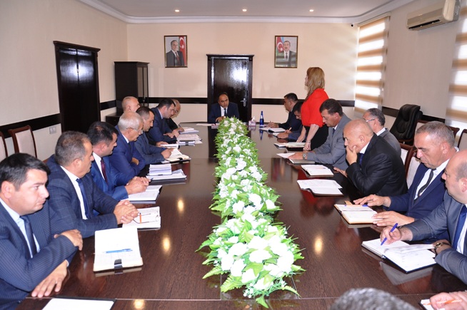 İcra başçısı aparat işçiləri ilə müşavirə keçirdi
