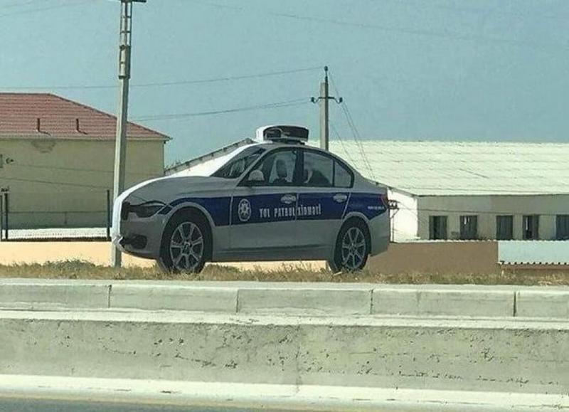 Yol polisi avtomobillərinin maketi yollarda quraşdırılır