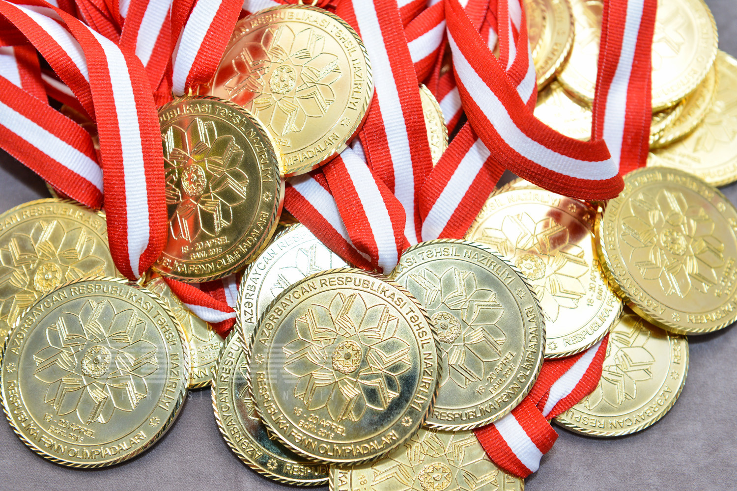 Məzunlara qızıl və gümüş medal verildi