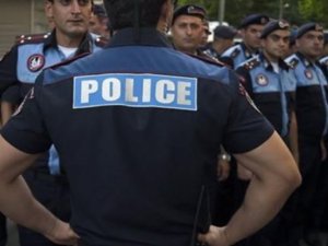 Ermənistanda bir kişi qumbara ilə polis bölməsinə girdi