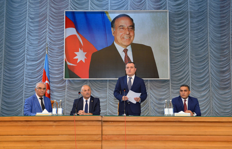 Ceyhun Bayramov rektoru təqdim etdi