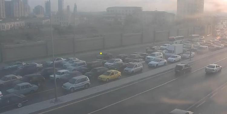 Yol qəzası tıxaca səbəb olub