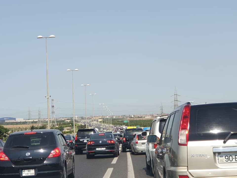 Aeroport yolunda qəza tıxaca səbəb oldu