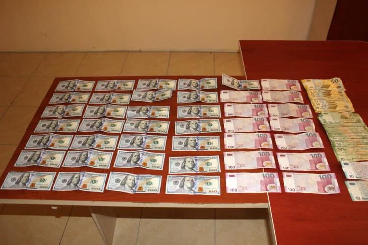 Qubada 18 yaşlı oğlan atasının evindən 47 min dollar oğurlayıb
