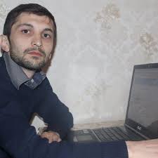 Məhkəmə redaktoru həbsdə saxladı