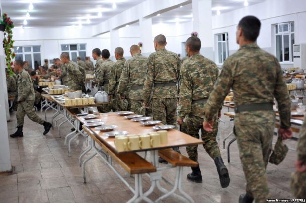 Qəddar mayor Faxradyan əsgərləri yerə uzadır və bellərində gəzir...