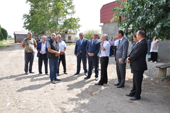 Goranboyun icra başçısı Fəxralı sakinlərinin problemlərini dinlədi