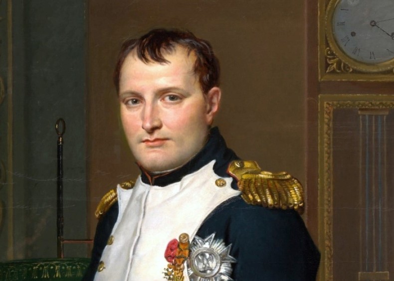Napoleon da tarixin qumsallığına gömülür