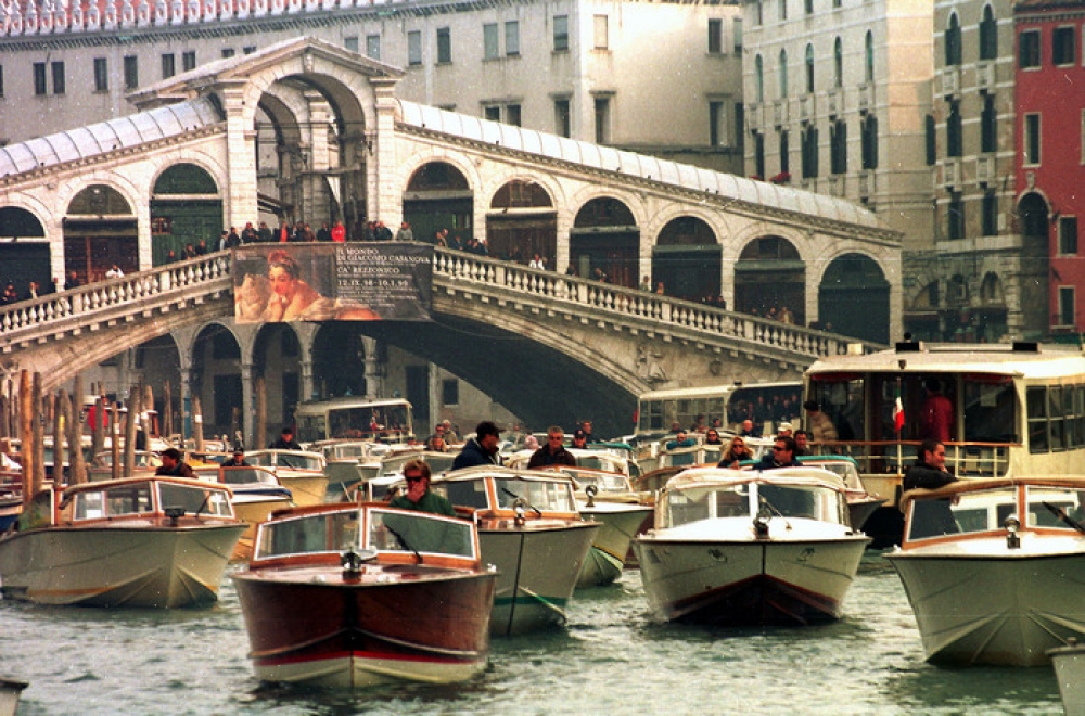 Venesiyada kanalında çimən turistlər cərimələndi