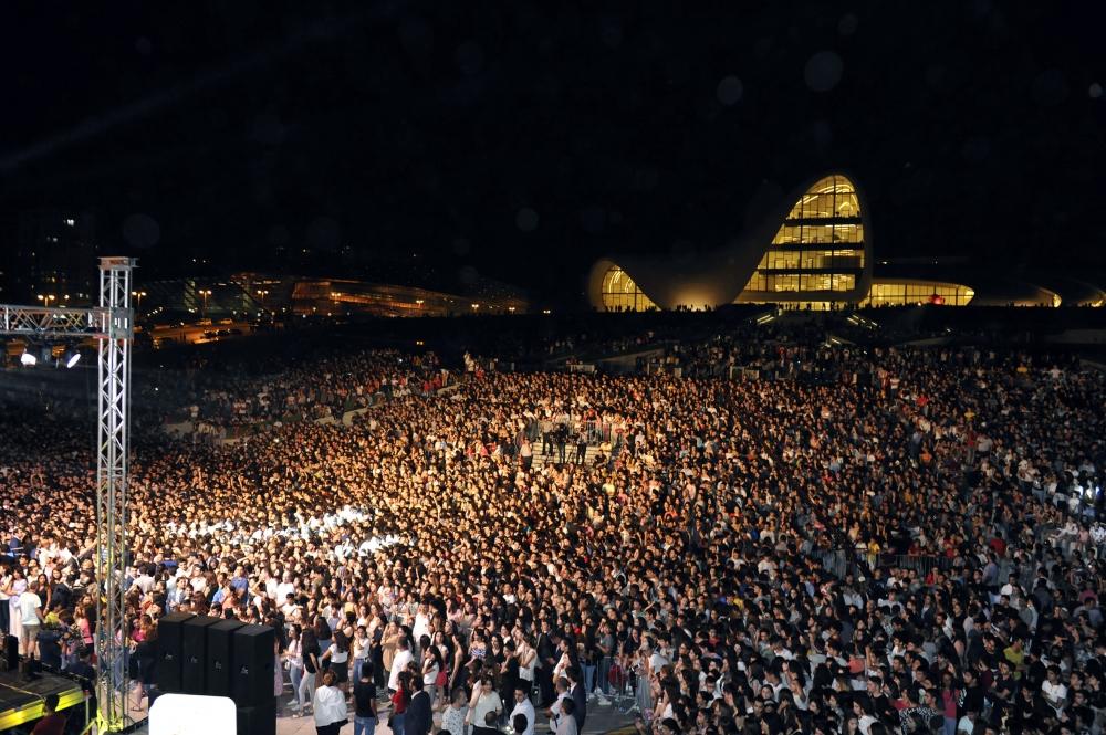 Estrada ulduzlarının Heydər Əliyev Mərkəzinin parkında konserti