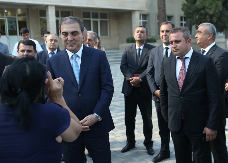 Gəncənin başçısı vətəndaşların problemlərini dinlədi