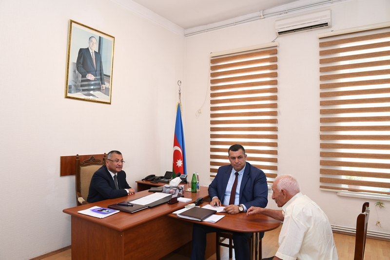 Rövşən Rzayev köçkünləri qəbul etdi