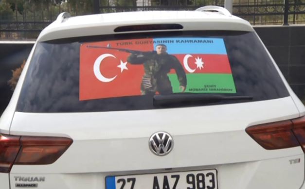 Mübariz İbrahimovun şəkli ilə sərhədi vizasız ilk o keçdi - VİDEO