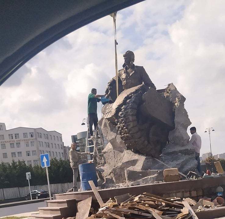 Bakıda Milli Qəhrəman Albert Aqarunova heykəl qoyulub - FOTO