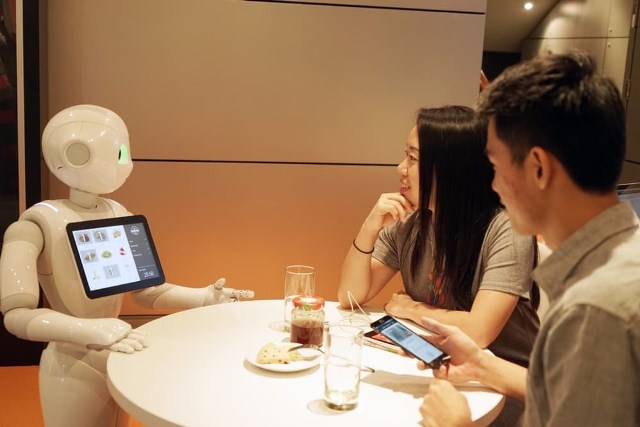 Bu restoranda bütün ofisiantlar robotdur - MARAQLI