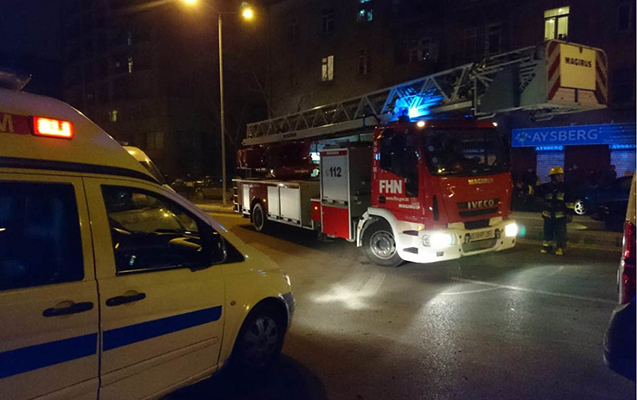 Bakıda üçmərtəbəli bina yandı: xəsarət alanlar var