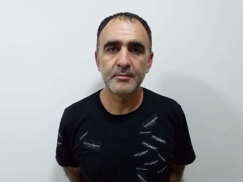 Oğurladığı pulla özünə avtomobil alan şəxsi polislər saxlayıb - FOTO