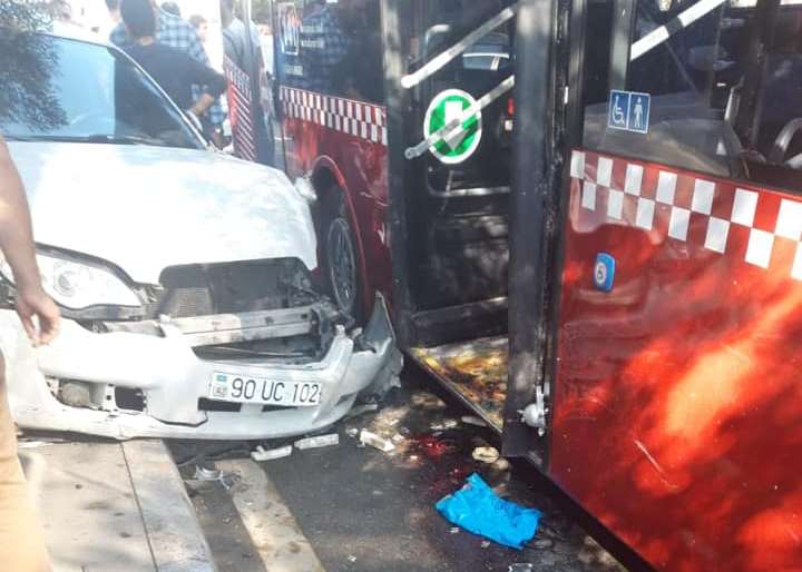 Xətaidə avtobusla minik maşını TOQQUŞDU: Xəsarət alanlar var - YENİLƏNİB -  FOTOLAR