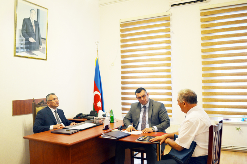 Rövşən Rzayev köçkünləri qəbul etdi