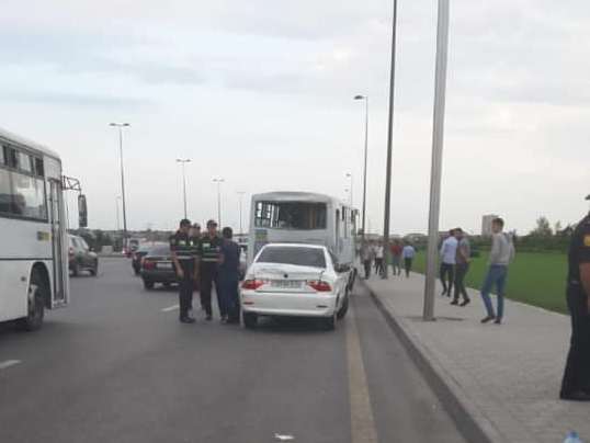 Aeroport yolunda QƏZA: İki avtobus, bir minik maşını toqquşdu - FOTO