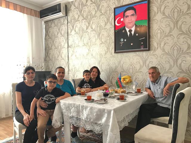 Pərvin Kərimzadə Aprel şəhidinin ailəsini ziyarət edib - FOTO