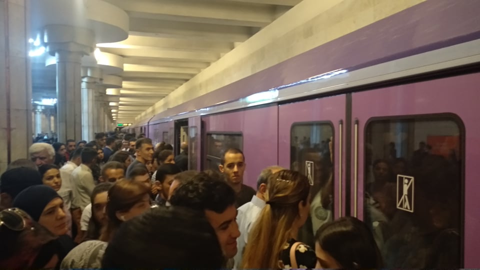 Metrodakı sərnişin sıxlığının səbəbi AÇIQLANDI - YENİLƏNİB