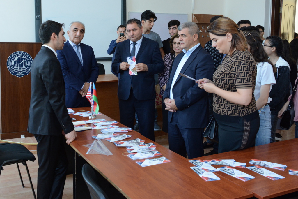 “UNEC ikili diplom proqramları” sərgisi keçirildi