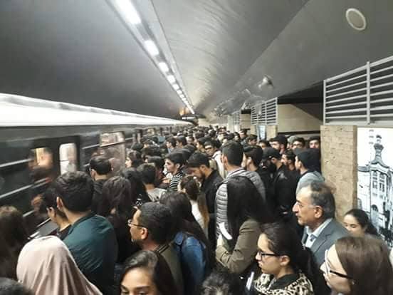 Bakı metrosunda HADİSƏ - Qatar TÜSTÜLƏNDİ - Sərnişinlər təxliyə olundu